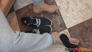 Sizzling hunk sniffing his feet